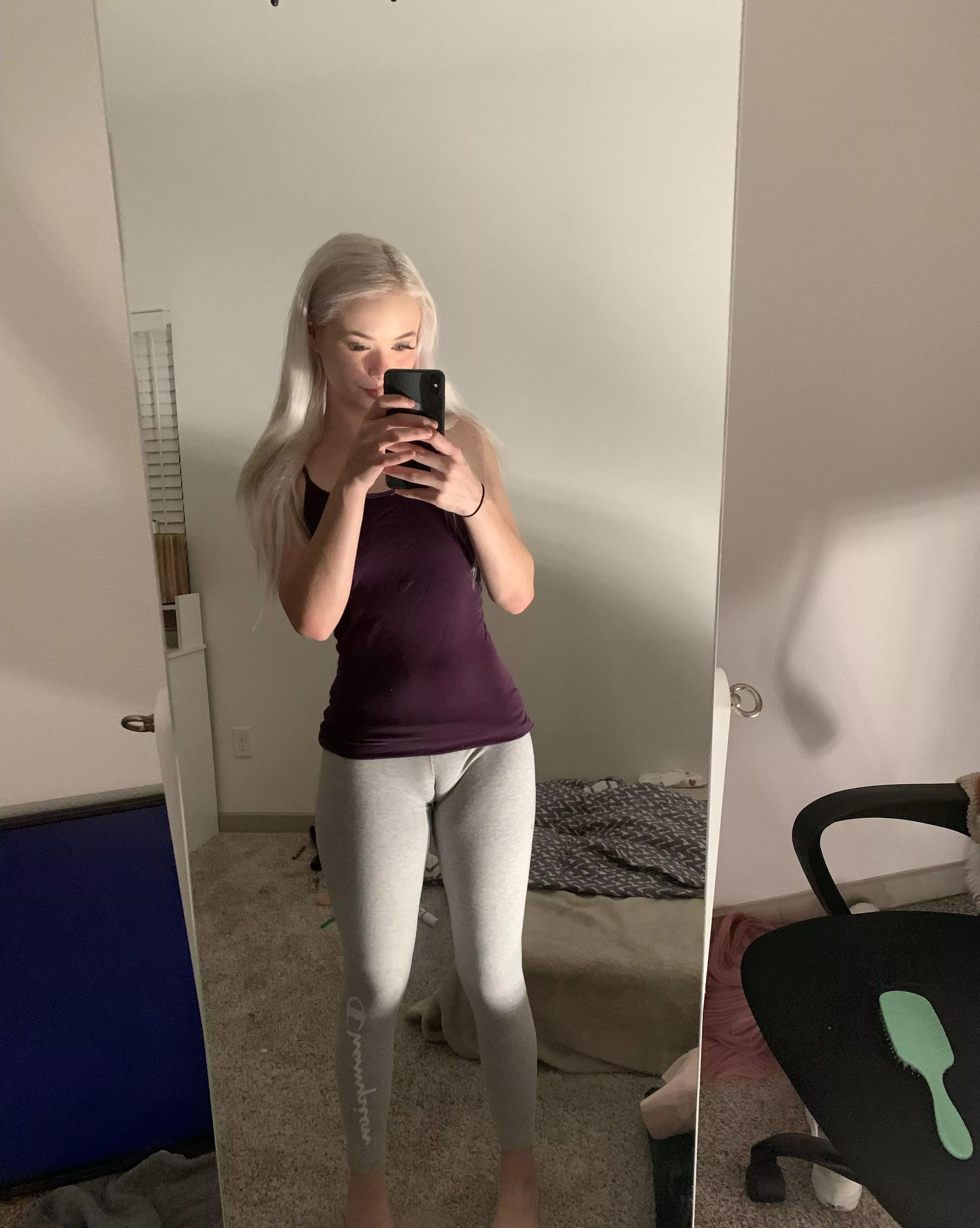 I love when my fat pussy shows through my leggings 😛