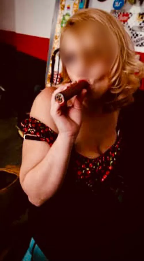I love when my wife gets nasty and smokes a nice cigar and teases me.