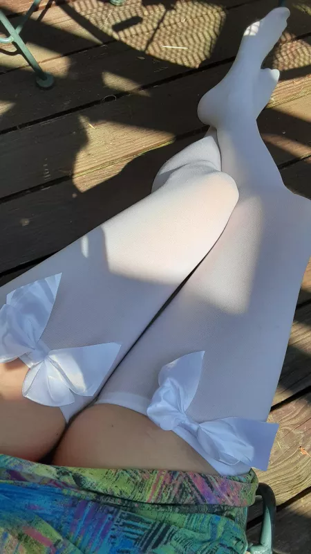 I love white bows on thigh highs! I love white bows on thigh highs!