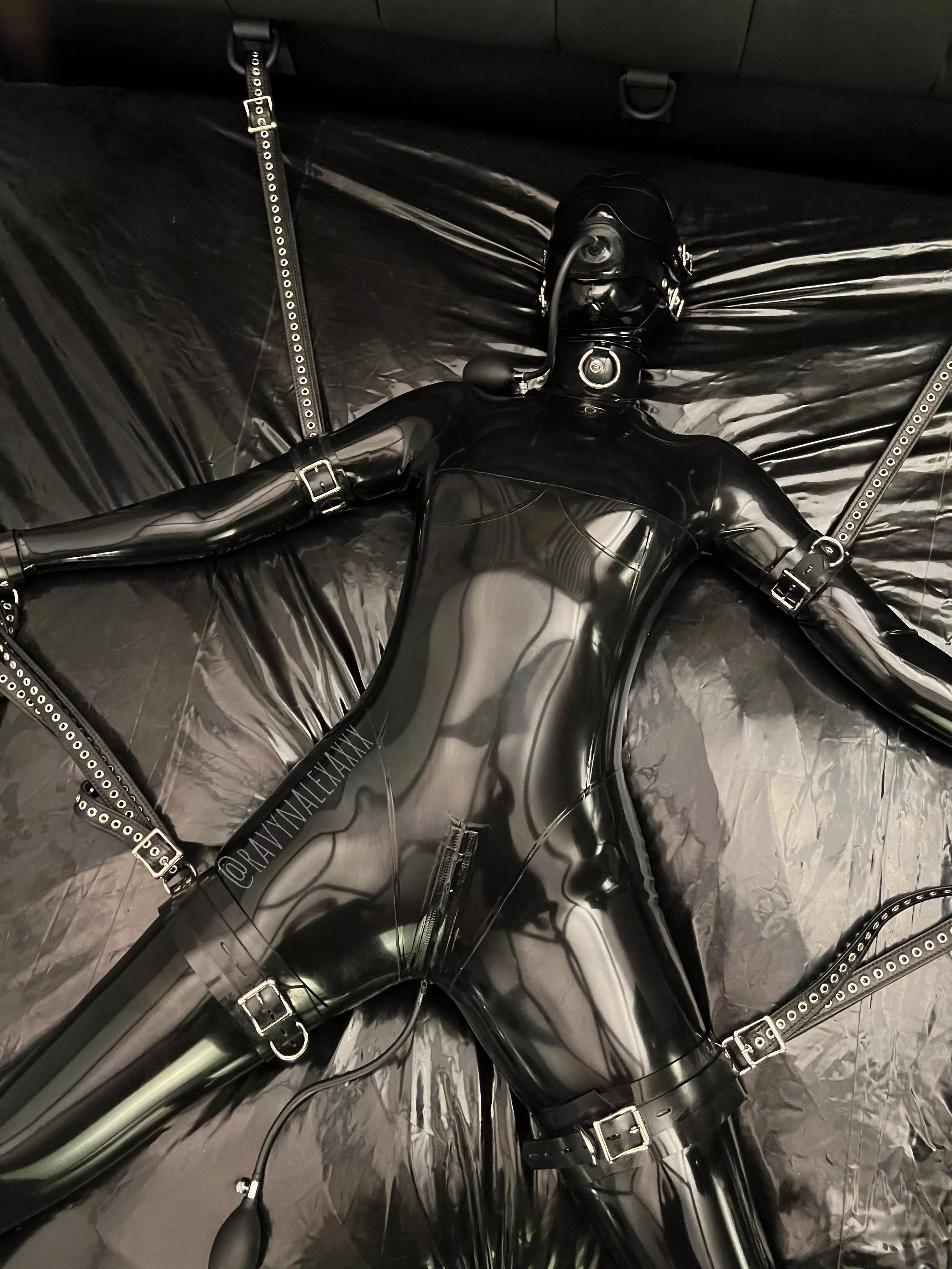 I love you shiny sheets 🤤 all the little squelching sounds were so perfect!