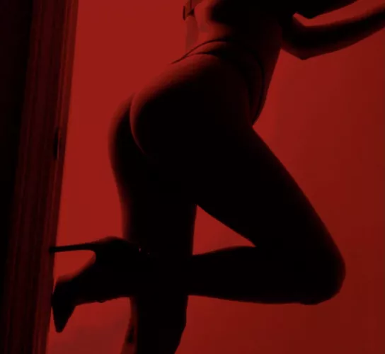 I loveee showing off my long legs in heels⦠do you think they would look good wrapped around you?