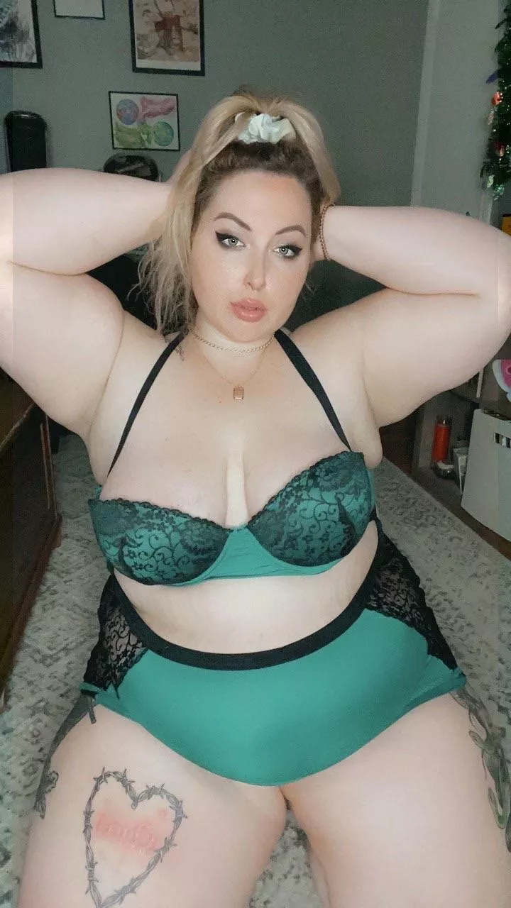 I loveeeee this set, and how it makes my curves look amazing 😍😍😍