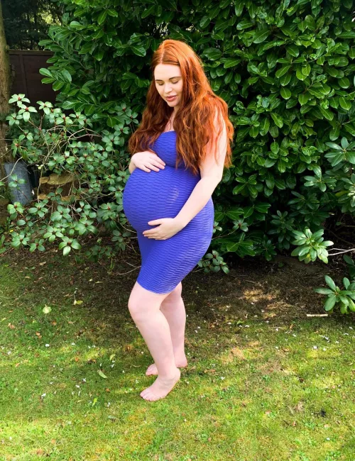 I managed to stand up in the dress and have a picture in the garden! Donβt think the neighbours like the view!