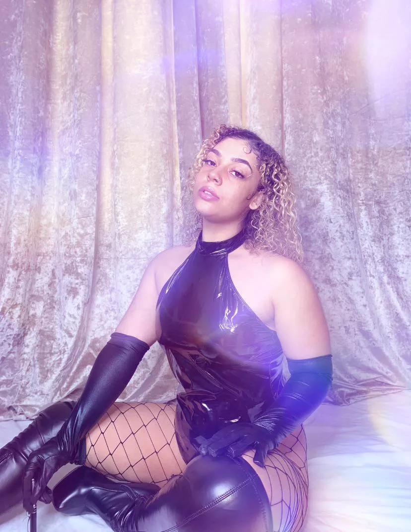 I need a good boy to get down on his knees and beg to taste every spot [f]