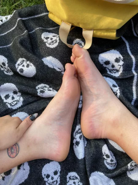 i need a volunteer for a foot job π i need a volunteer for a foot job π