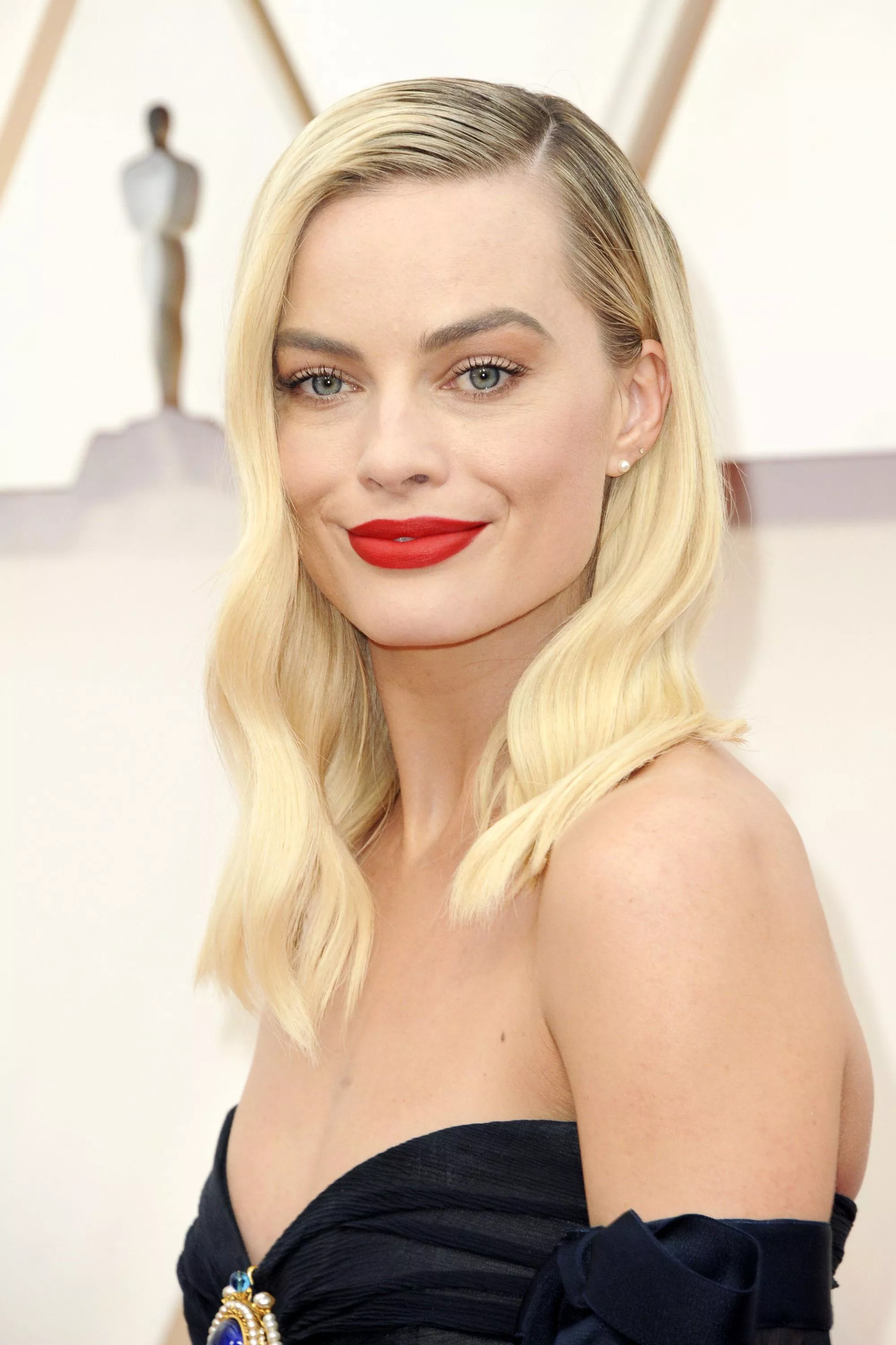 I need help with Margot Robbie I need help with Margot Robbie