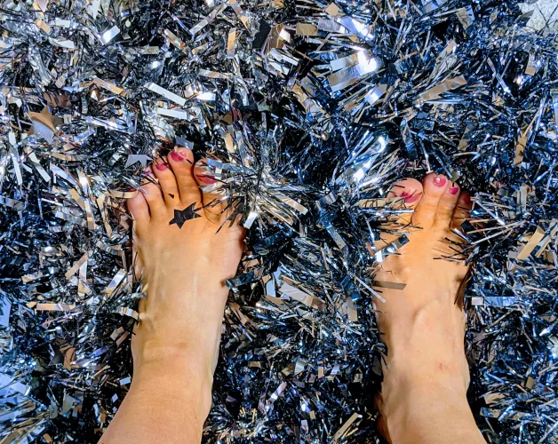 👅👣 I need my toes sucked..... but have I been a good girl this Christmas?! 🎄🧑🏻‍🎄 Do I deserve it....?? 🙏🏼🙏🏼🙏🏼🙏🏼🤤