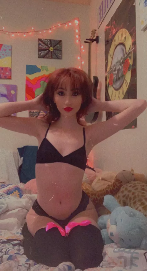 I need someone to rail me to some pop punk 🥵