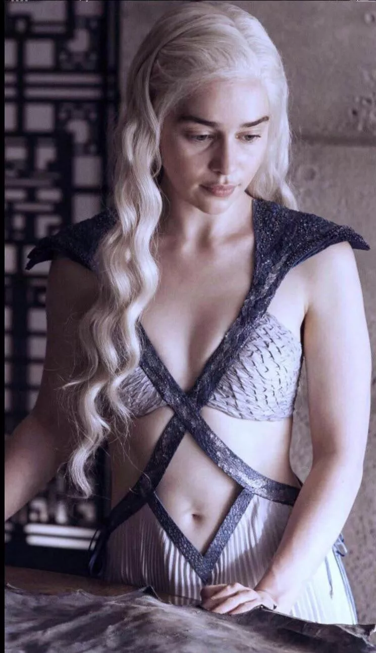 I need to be dominated and broken by Emilia Clarke I need to be dominated and broken by Emilia Clarke