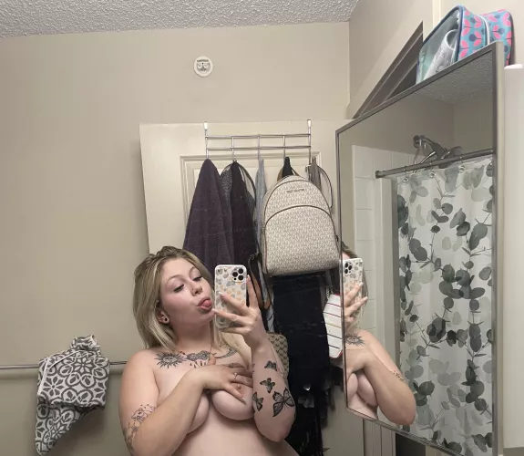 I need to be spoiled by a Daddy with a big dick please 😍❤️🤍❤️