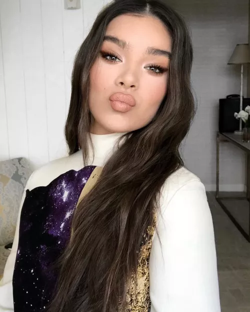 I need to give Hailee Steinfeld a nice facial