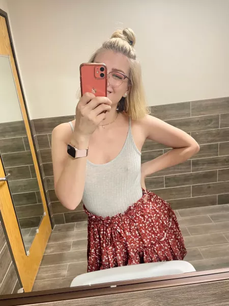 I need to wear skirts more often π₯° (f)