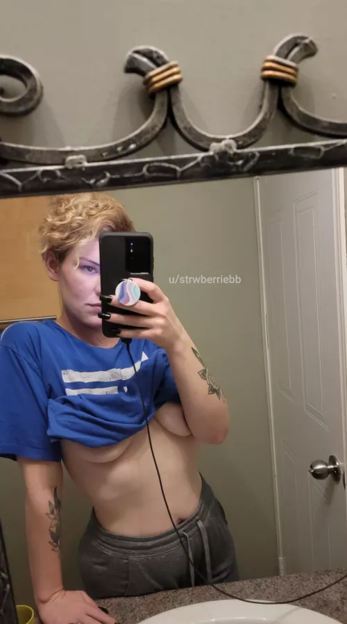 I never post pics like this - here's me right after I woke up this morning 🦁 I live in sweats & sports tees:) (OC)