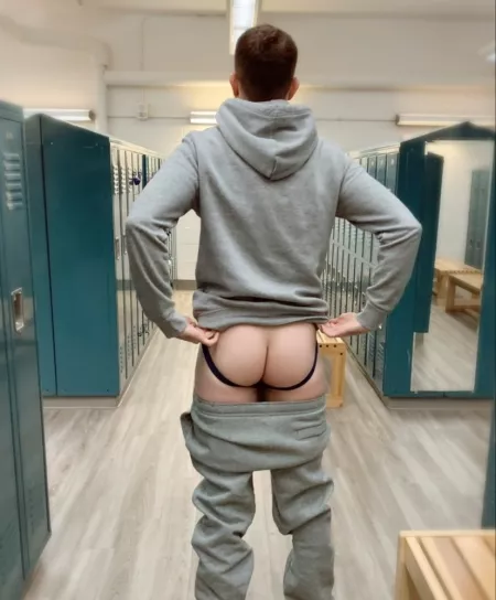 I never see this in locker rooms 😮 I never see this in locker rooms 😮