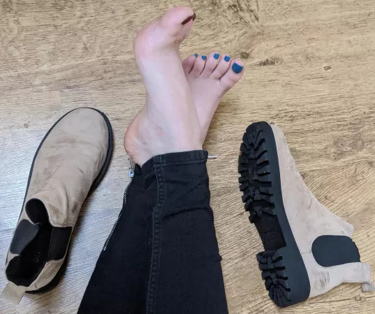 I prefer to go barefoot in boots, taking them off after a long day feels amazing 😋 want a little sniff? I prefer to go barefoot in boots, taking them off after a long day feels amazing 😋 want a little sniff?