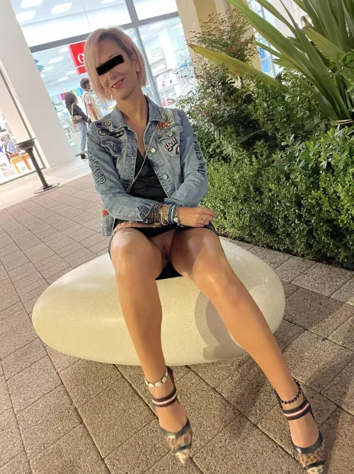 I really feel like a 'good girl' without panties in public