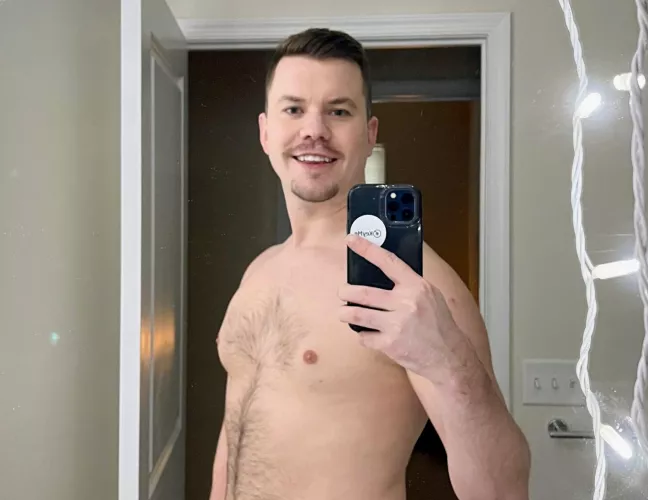 I recently deleted 👻 so this is actually the first selfie I've taken and shared in weeks. 😅