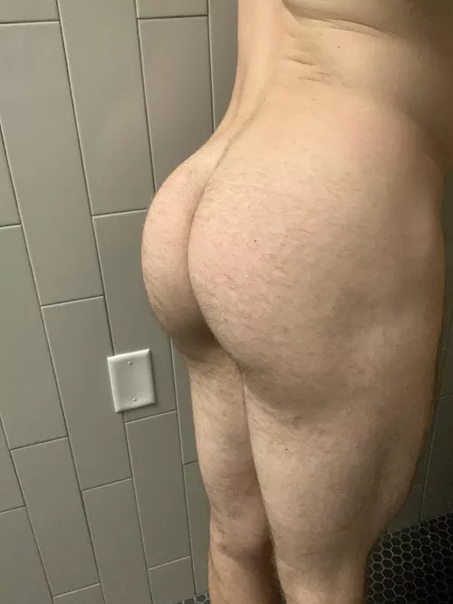 I set a deadlift PR today so I had to take pics in the locker room