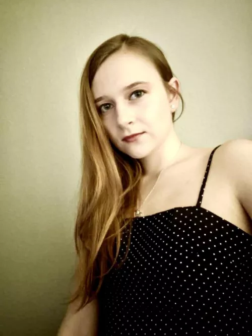 I sleep around🤪 Would you wife me? 🥺