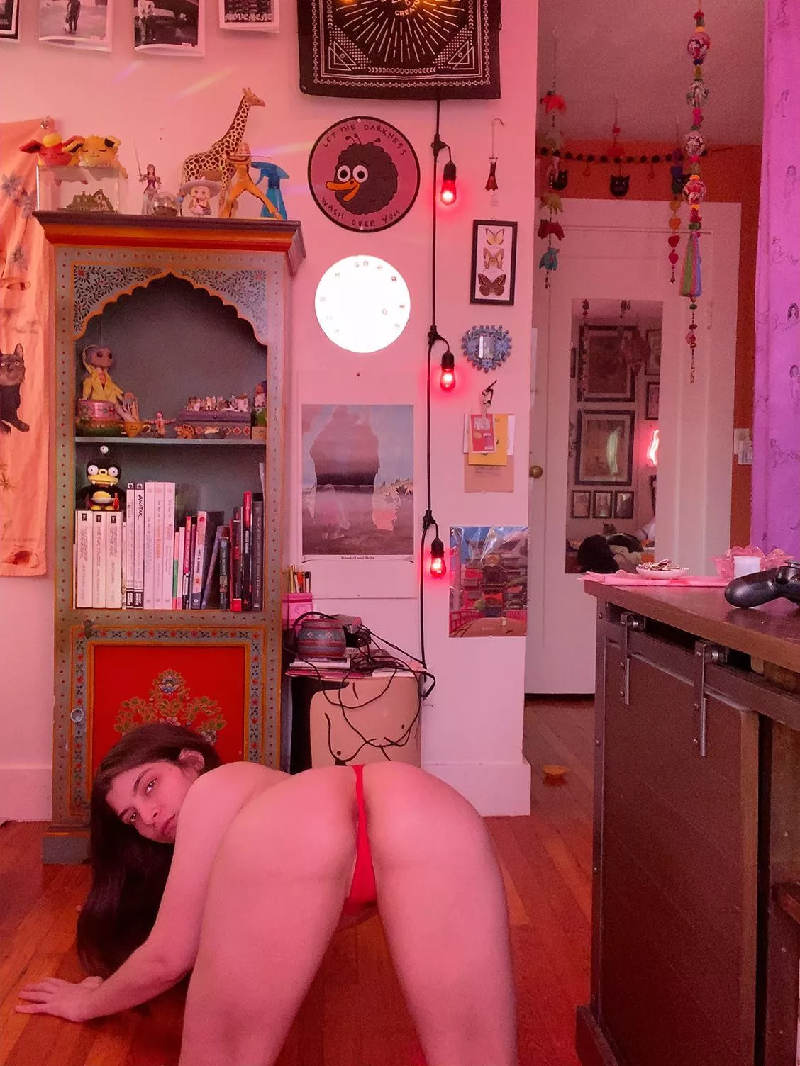 I spy w my little eye, I spy w my little eye,