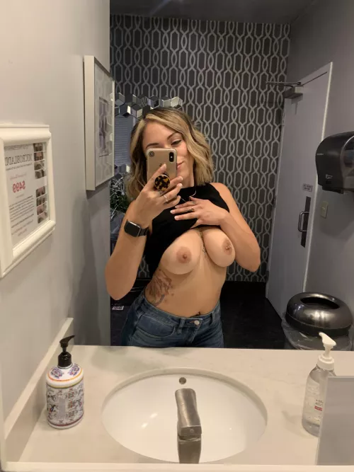 I take all my nudes in the bathroom that doesn’t lock 👀😈