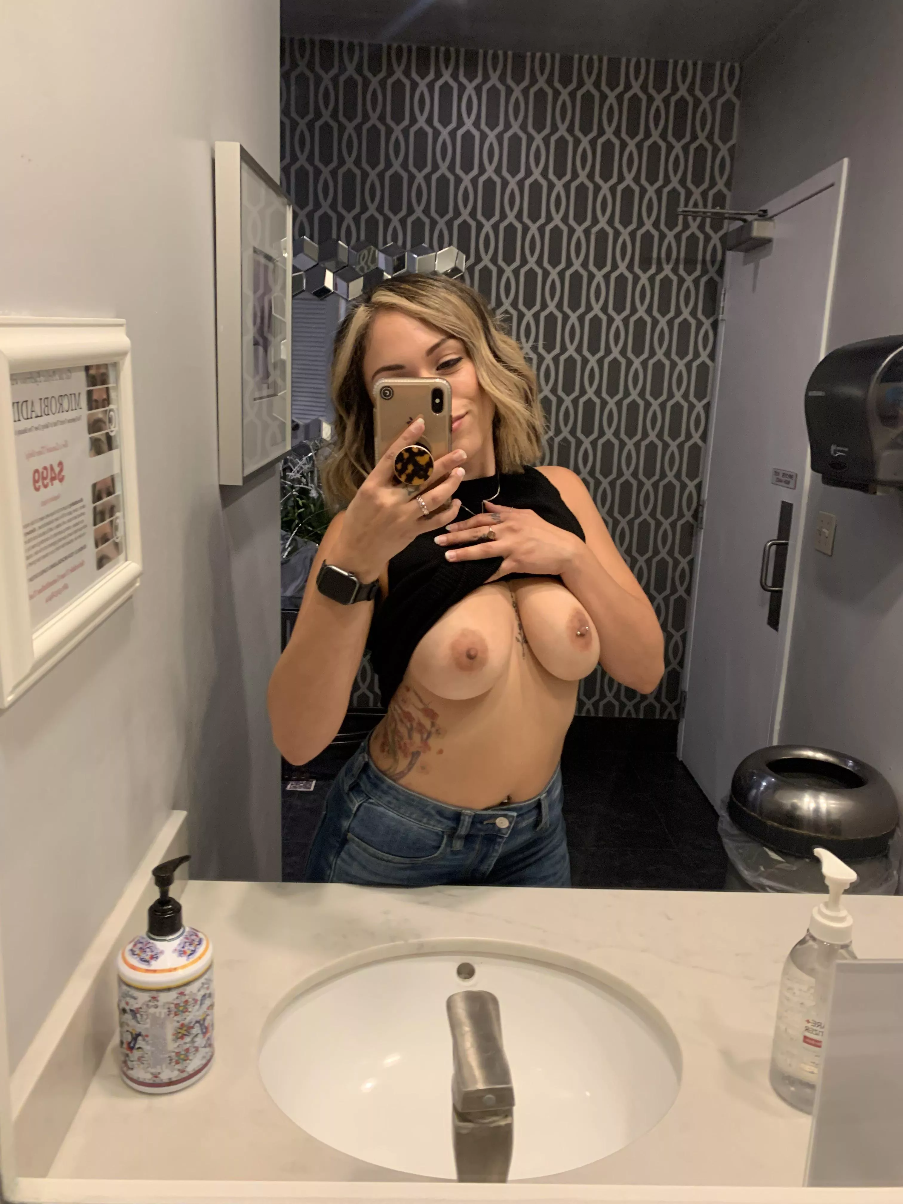 I take all my nudes in the bathroom that doesn’t lock 👀😈