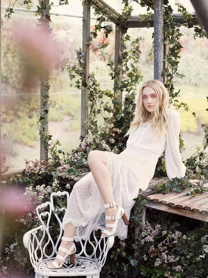 I think I'm in love with Dakota Fanning... I think I'm in love with Dakota Fanning...