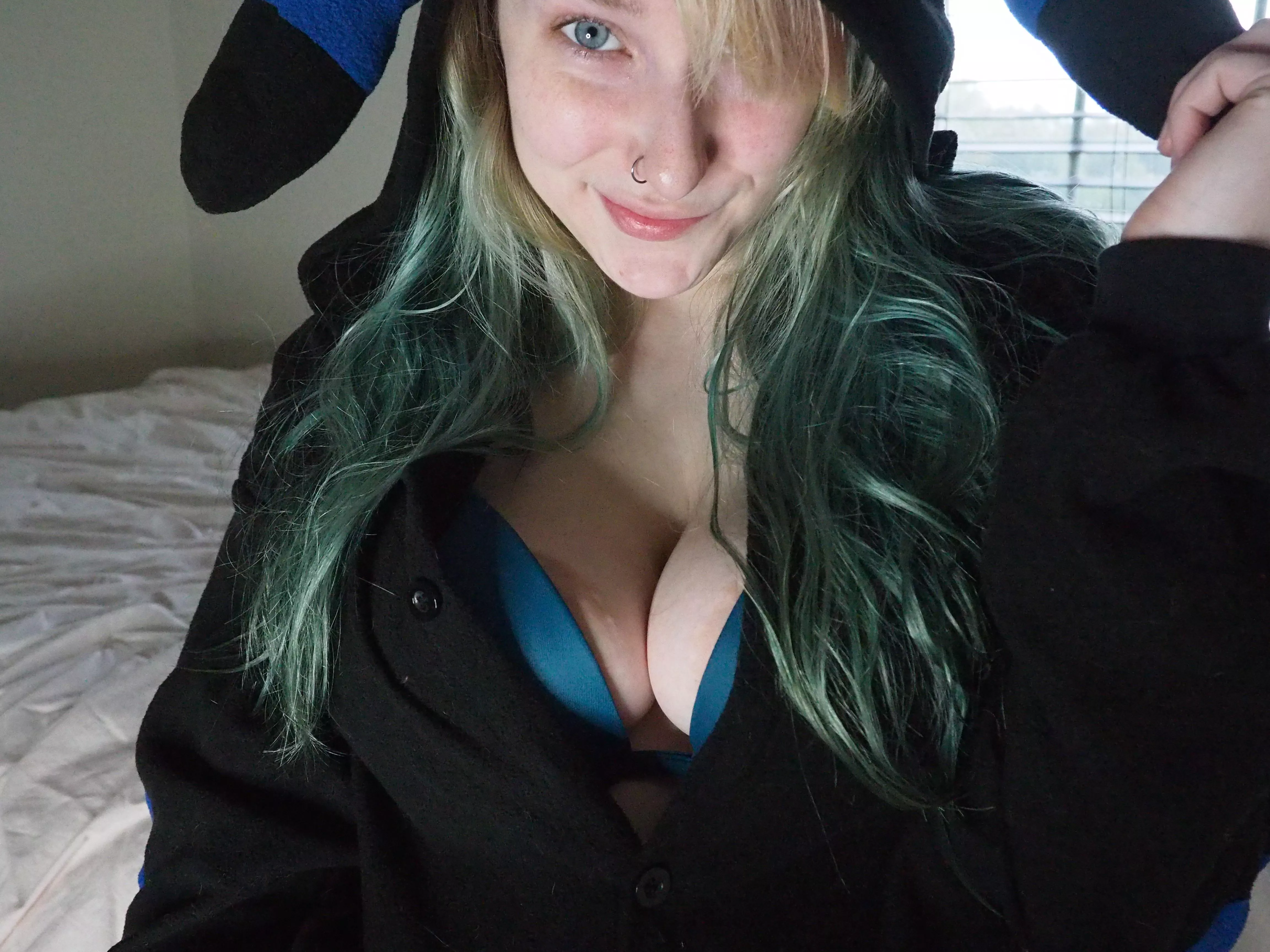 I think my bra might be struggling a bit, Hope it’s not too distracting for you 😜