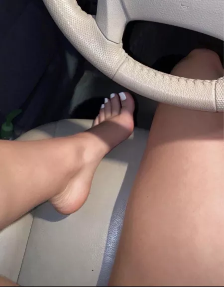 I think my feet are pretty 🤷🏼♀️