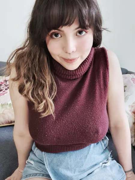 I think turtlenecks make the lack of a bra more noticable π
