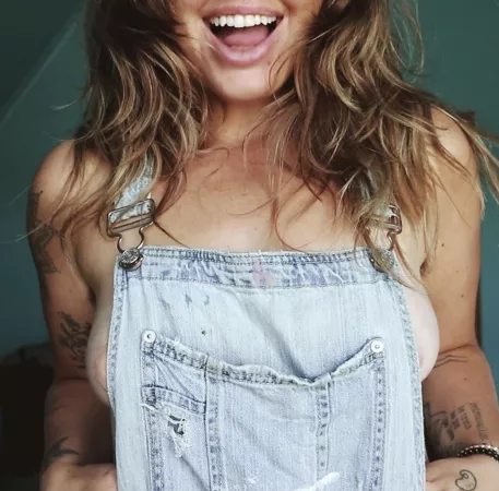 I think we should all ditch the bra! What do you think? ππ€