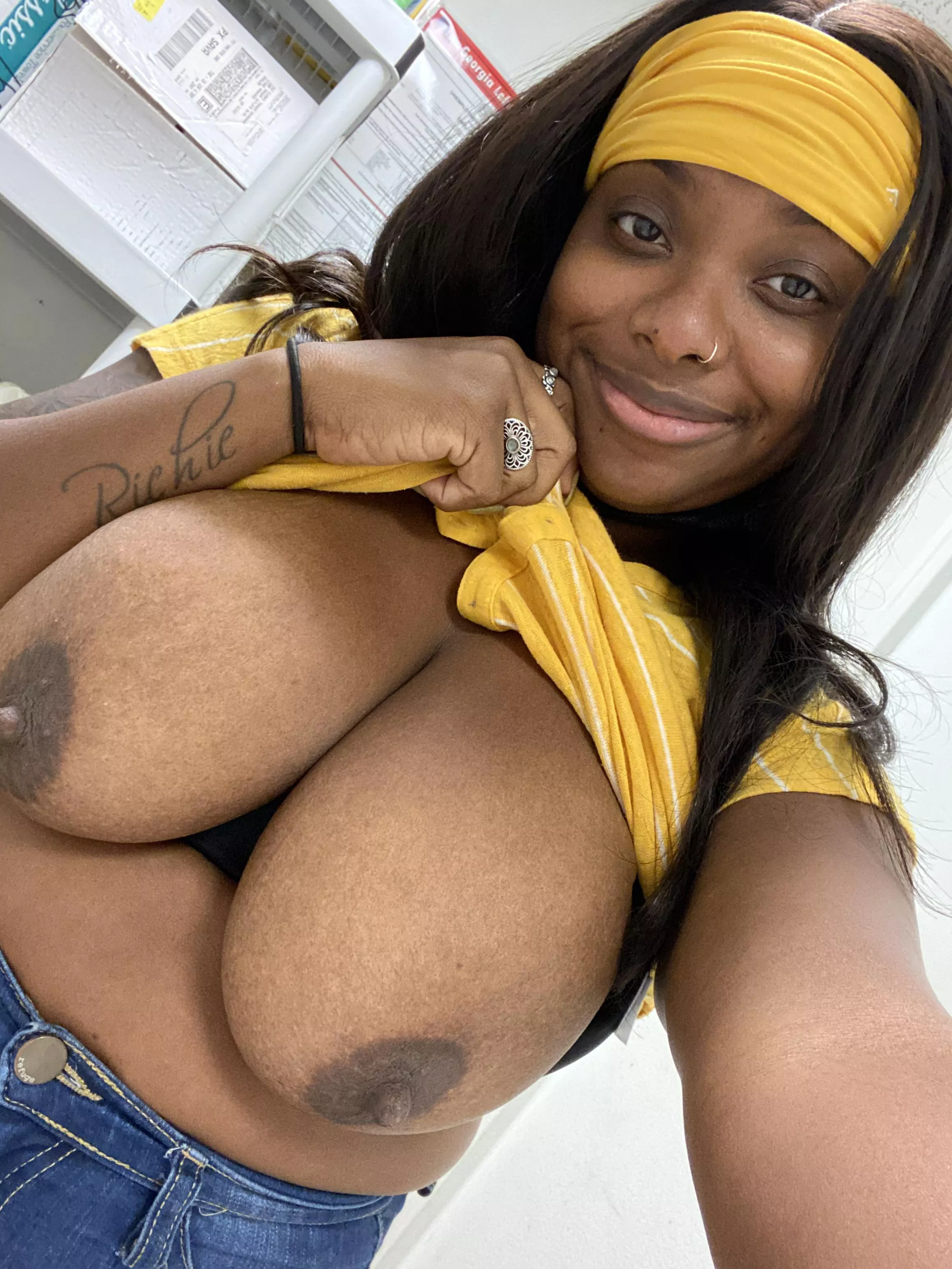 I think yellow looks good me☺️💛 I think yellow looks good me☺️💛