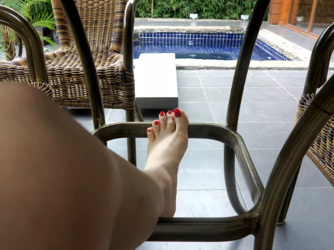 I thought foot lovers might appreciate this scenery, so I grabbed my camera and snapped a photo. I thought foot lovers might appreciate this scenery, so I grabbed my camera and snapped a photo.