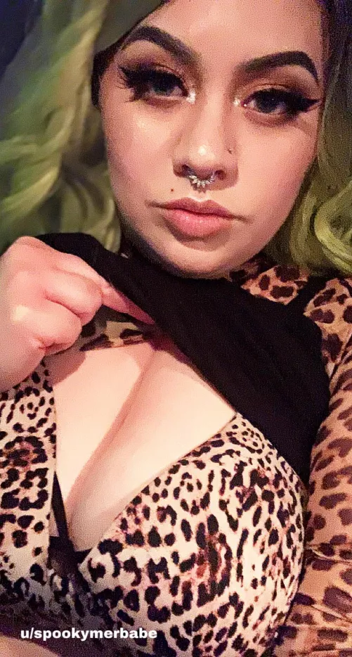 I used to be a MUA! So I’m a talented temptress with terrific tits 😎 I used to be a MUA! So I’m a talented temptress with terrific tits 😎