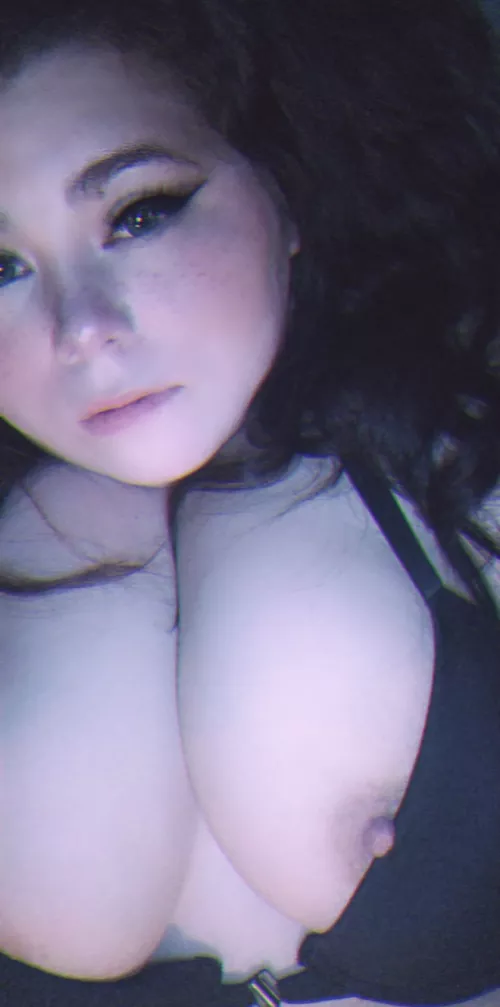 I wanna be your toy cause it's easy I wanna be your toy cause it's easy