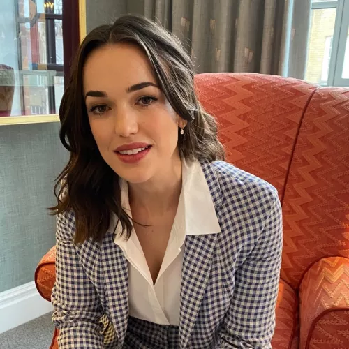 I wanna blow a thick load all over Elizabeth Henstridge's pretty face