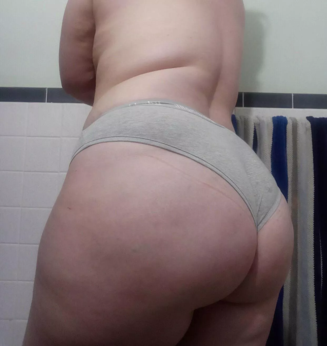 I want one of your hands on my ass and the other around my neck.
