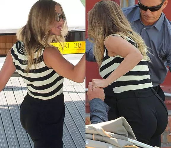 I want this mommy Scarlett. Look at her ass, I want to fuck her... I want this mommy Scarlett. Look at her ass, I want to fuck her...
