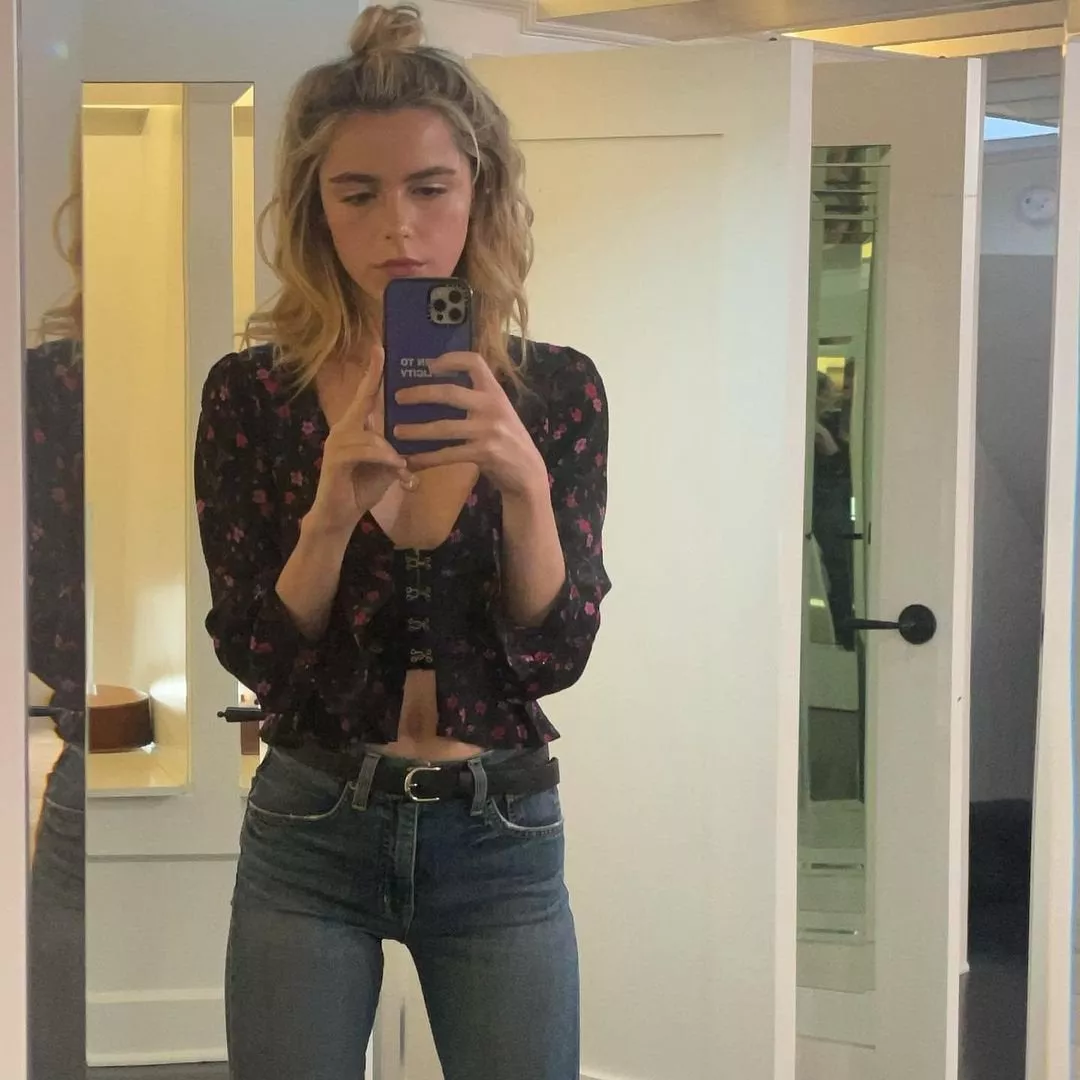 I want to be Kiernan Shipka's bi sub toy I want to be Kiernan Shipka's bi sub toy
