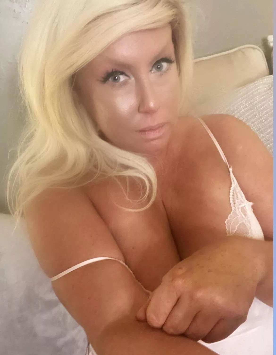 I want to be the girl whose pics u look at when ur horny….