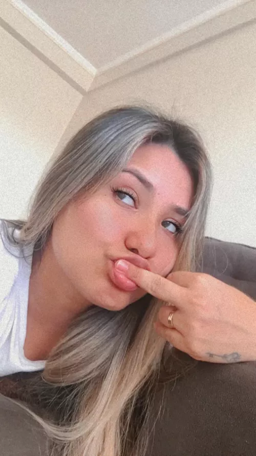 I want to feel a hard cock in my mouth ππ Link to my OF in the bio