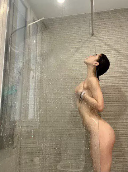 I want to let one lucky redditor cum in my ass multiple times… any volunteers?😇