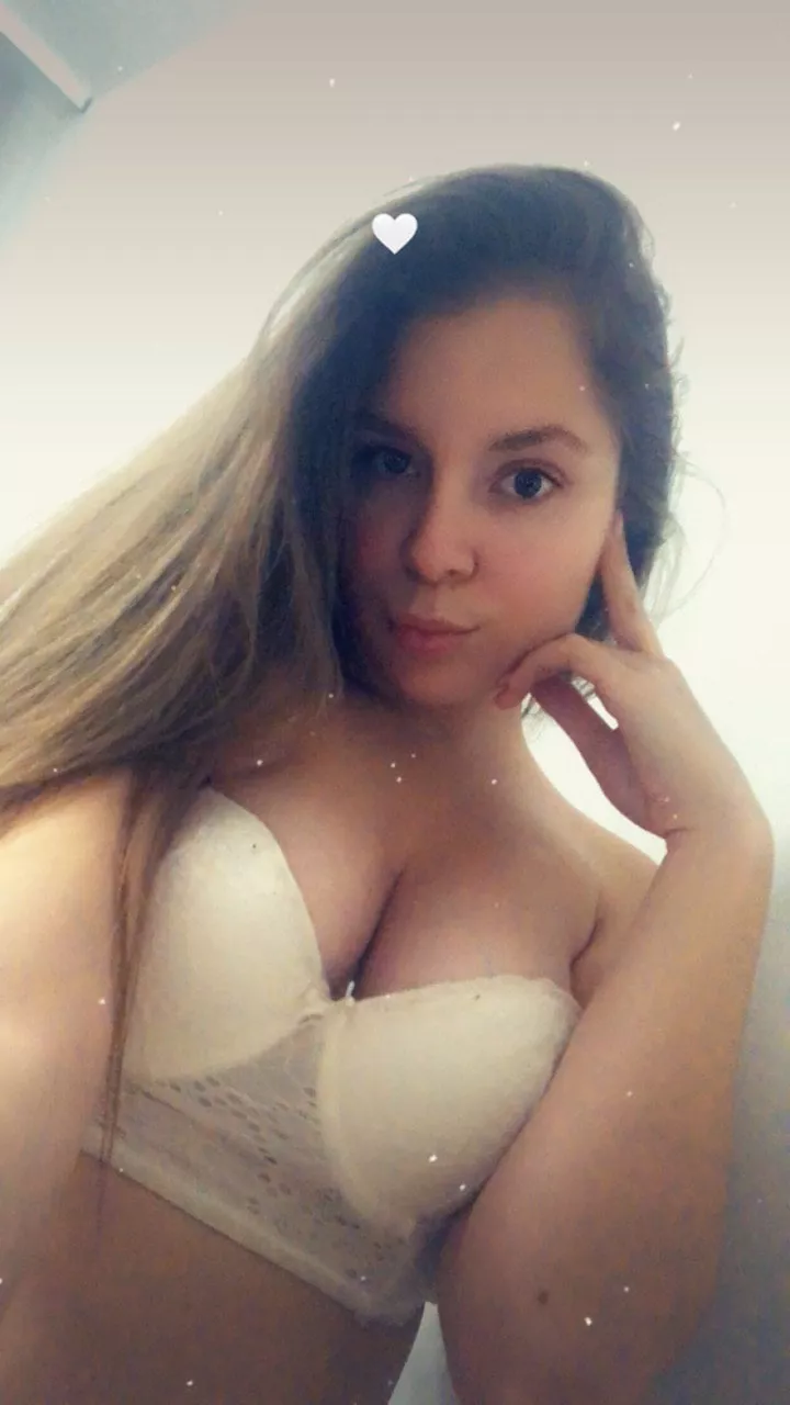 I want you to kiss, lick and bite my buns.🍑💋👅 my firm ass craves your cock.🍌 what will you do with me? 😉follow the link in the comments