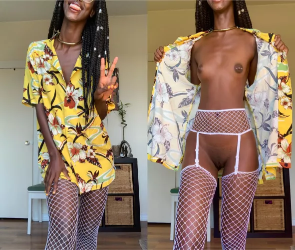 I wanted to show you what m hiding under this oversized Hawaiian shirt ❤?? I wanted to show you what m hiding under this oversized Hawaiian shirt ❤??