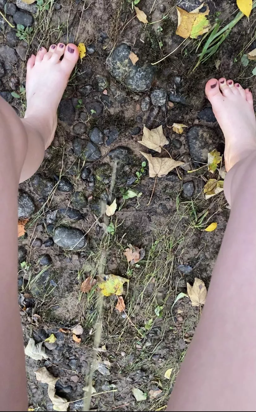 I was on a walk and got desperate so had to pee outside 👅
