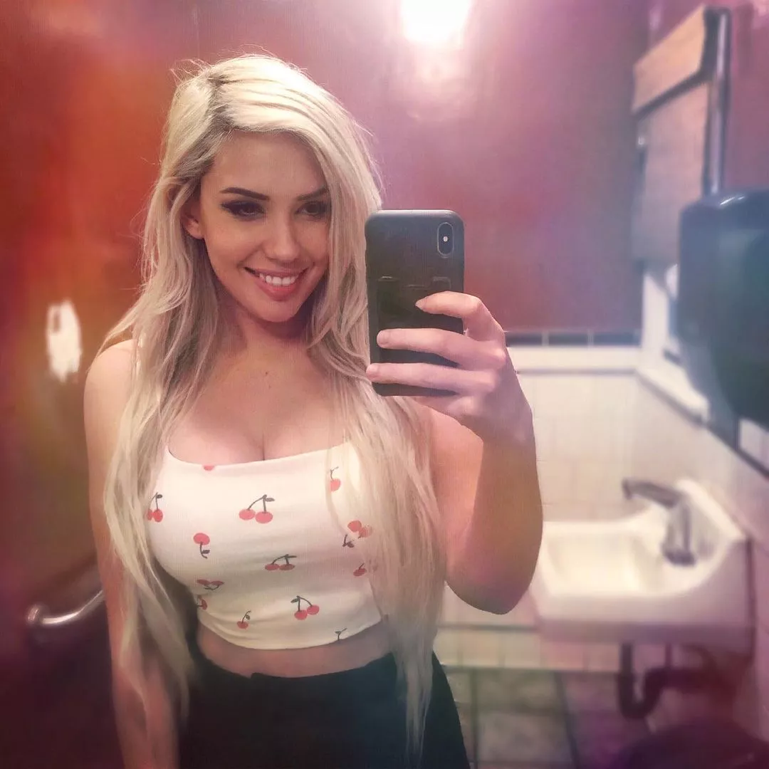 I wish I could wake up with Alanah Pearces big tits in my face! I wish I could wake up with Alanah Pearces big tits in my face!