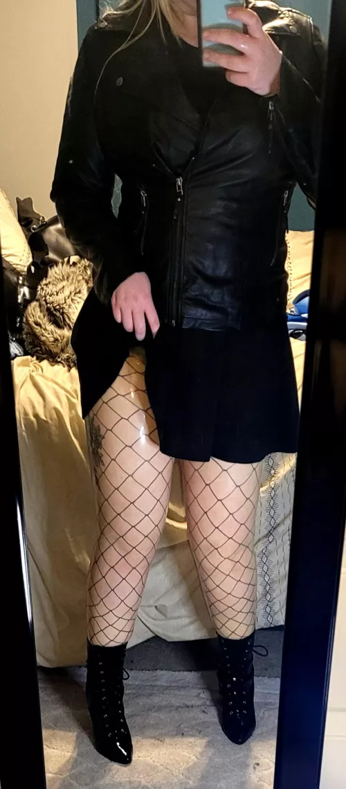 I wish I got the shine to pick up better but some stealthy latex for Valentine's day dinner 💚