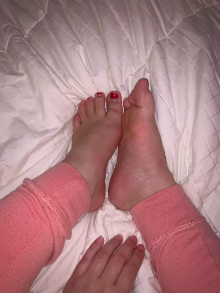 I wish someone could massage my feet π¦ΆπΌπ€€ dm me π