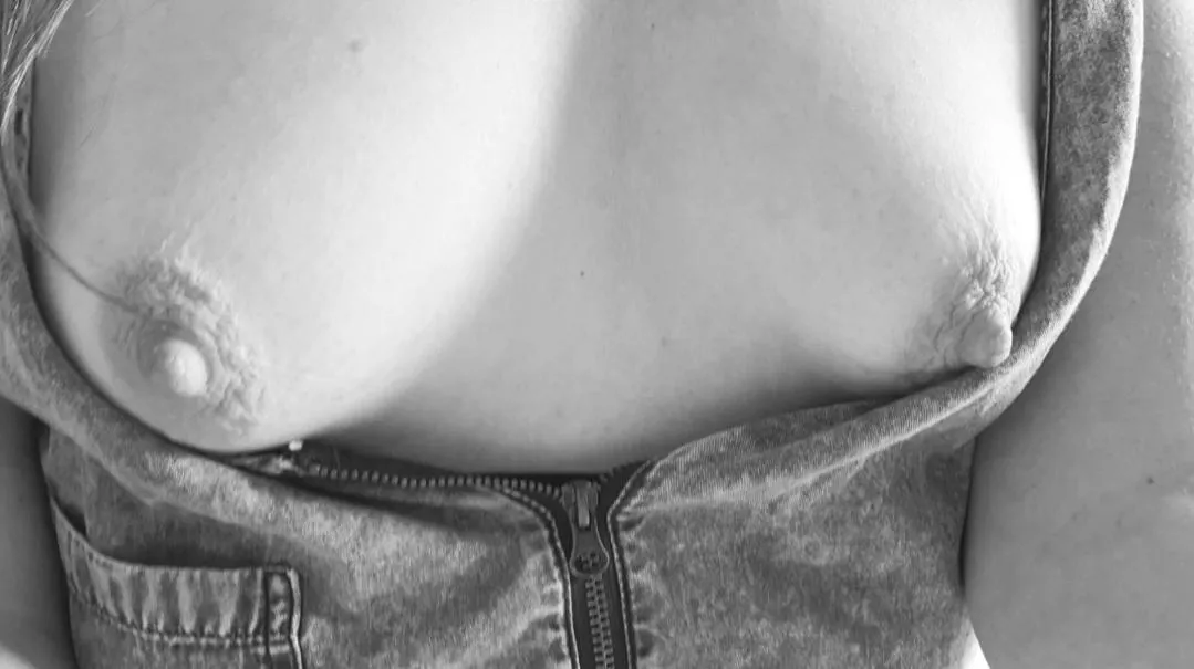 I wish someone was here sucking on my tits right now 🤤