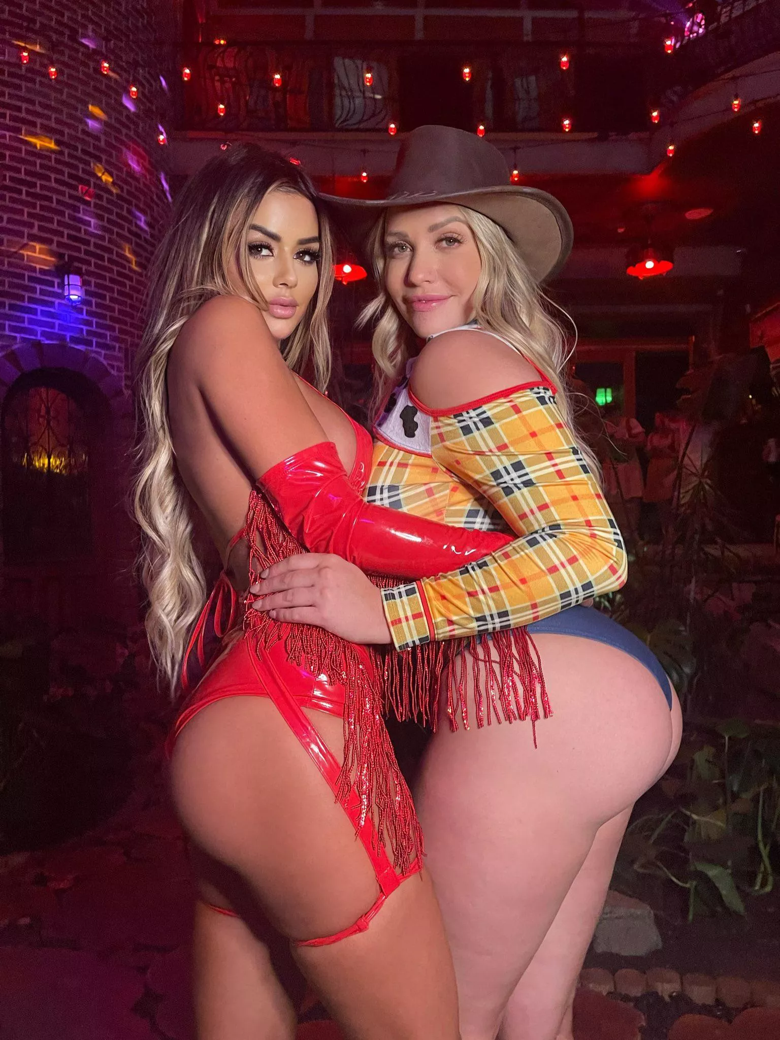 I wonder where Buzz is 😉😈